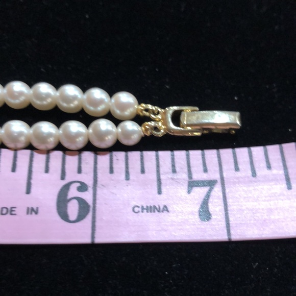 🔥Closet Clear Out🔥 Faux Pearls Necklace & Bracelet Set - Picture 11 of 11